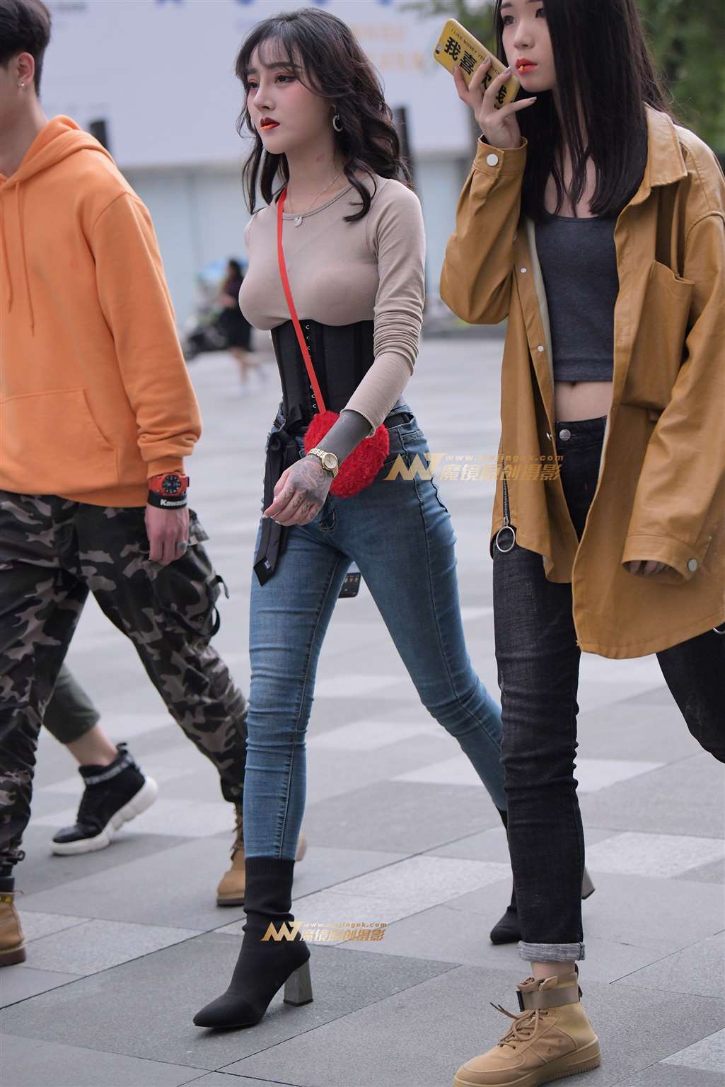 图片[1]-【街拍之魂赛帖】年龄小，身材好-街拍流行馆