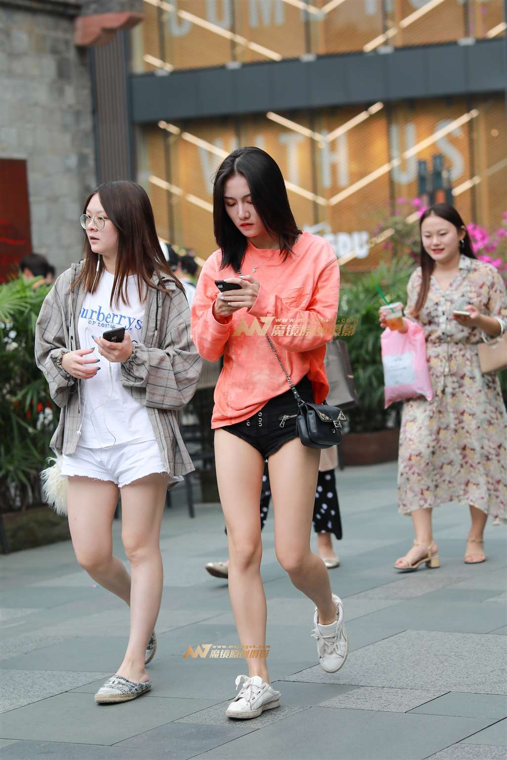 图片[1]-【凯恩赛帖】超短热裤小妹-街拍流行馆