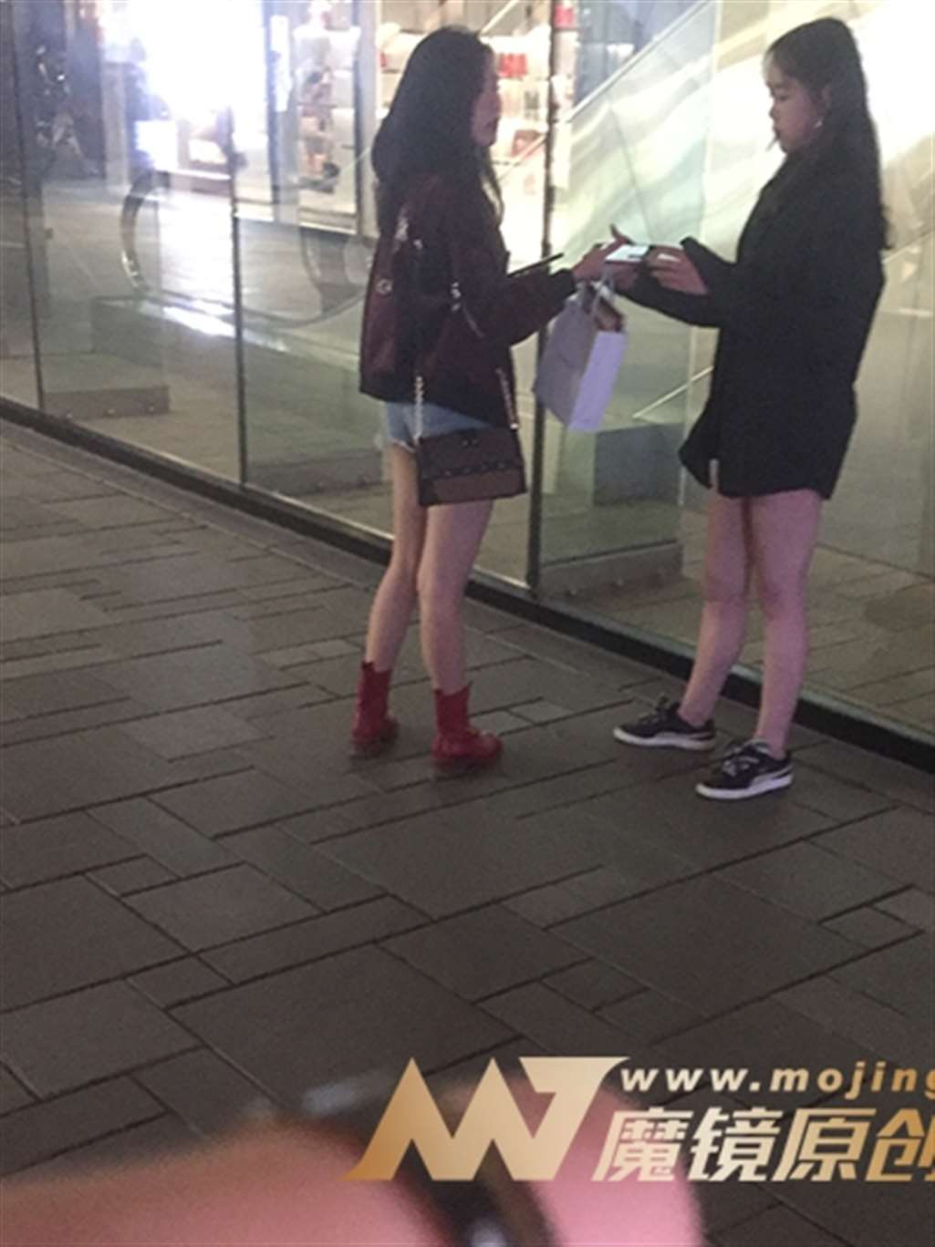 图片[3]-【红石赛帖】夜拍热裤美女-街拍流行馆