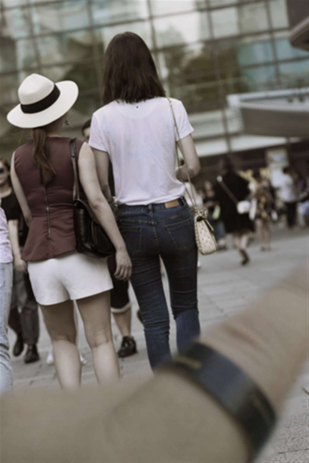 图片[3]-【咔喳赛贴】逛街中的紧身牛仔-街拍流行馆
