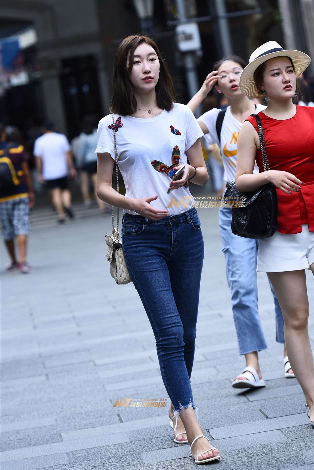 图片[4]-【咔喳赛贴】逛街中的紧身牛仔-街拍流行馆