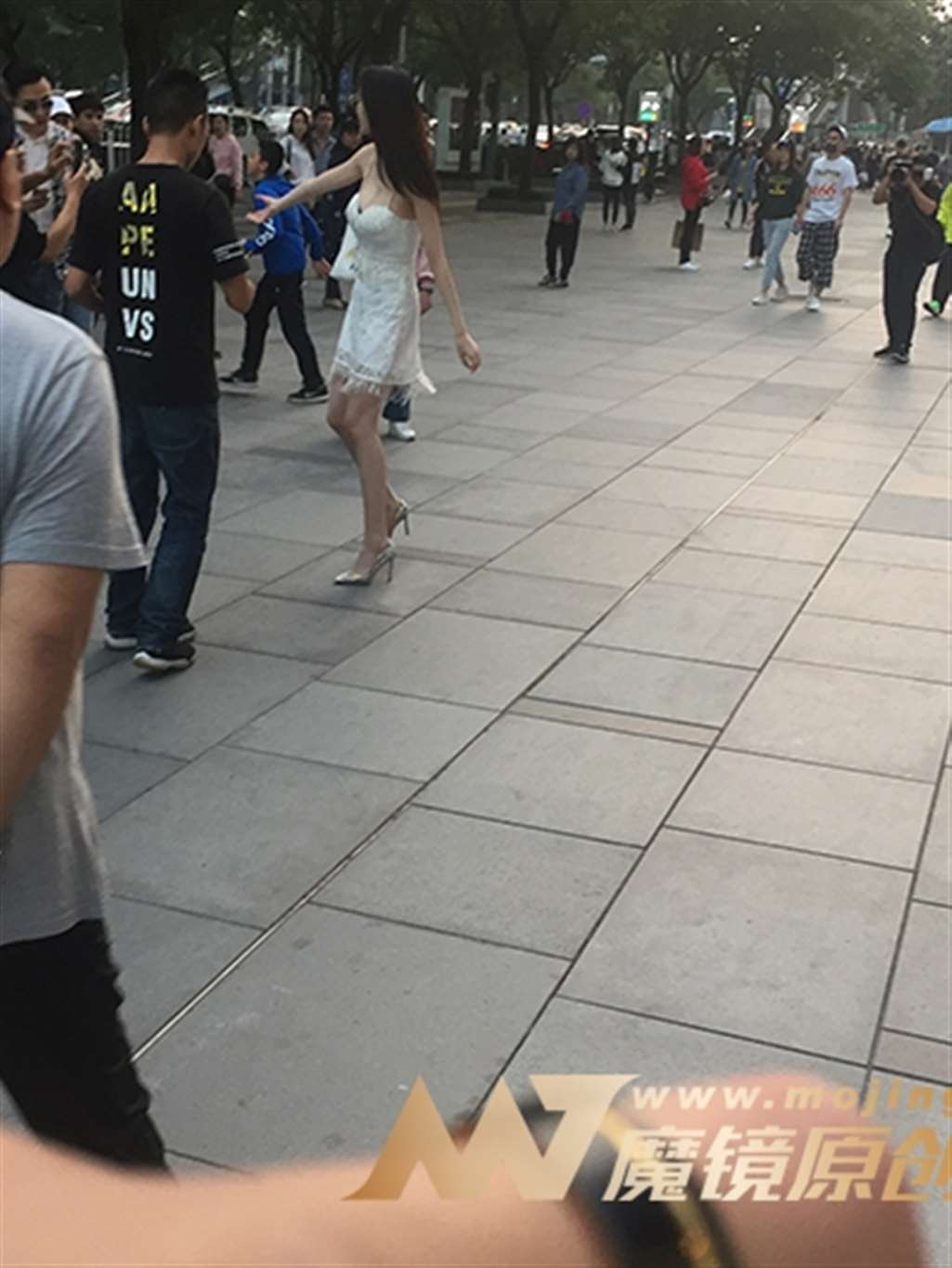 图片[3]-【红石赛帖】白色吊带裙性感长腿高跟美女-街拍流行馆