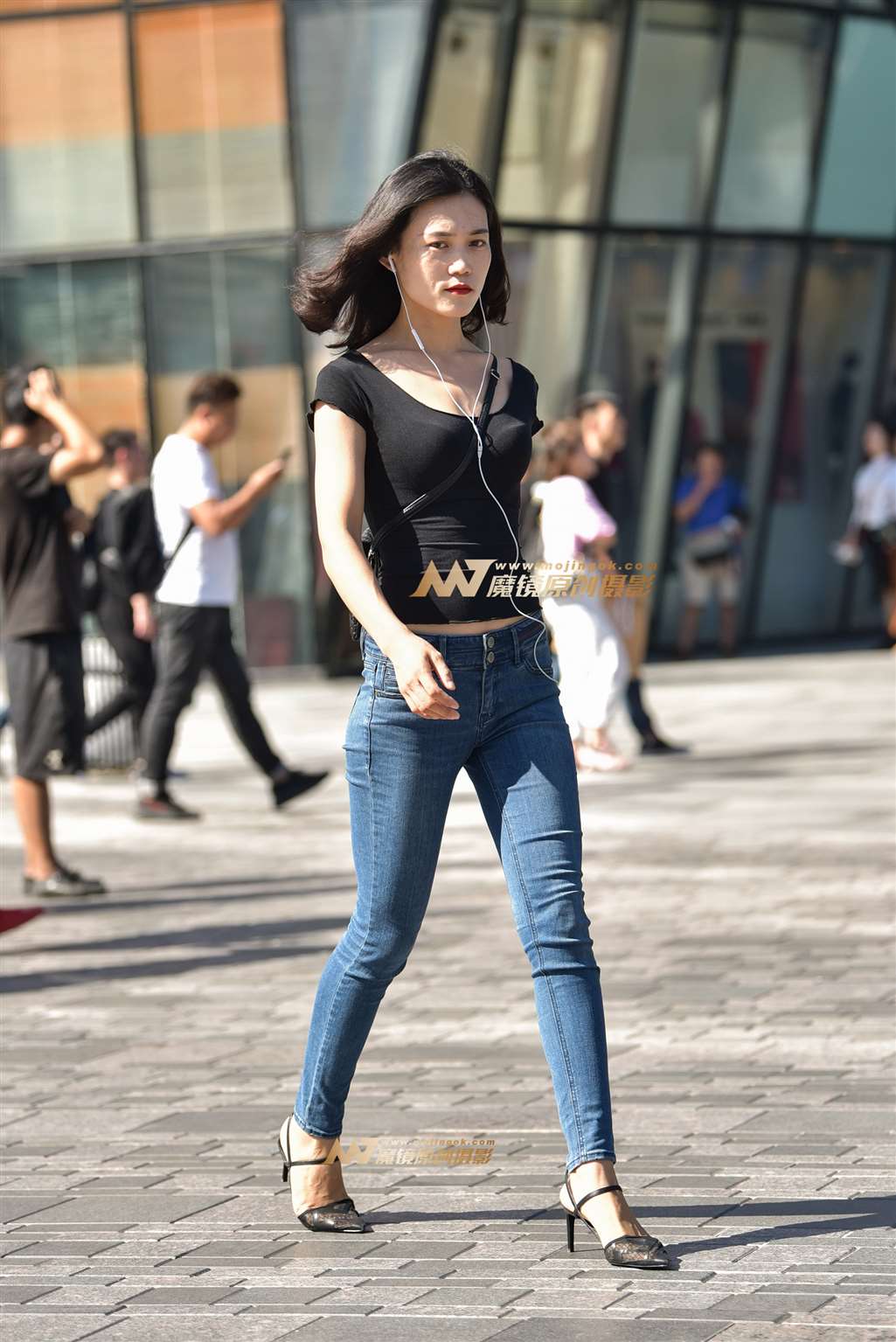 图片[1]-精致长腿紧牛小姐姐-街拍流行馆