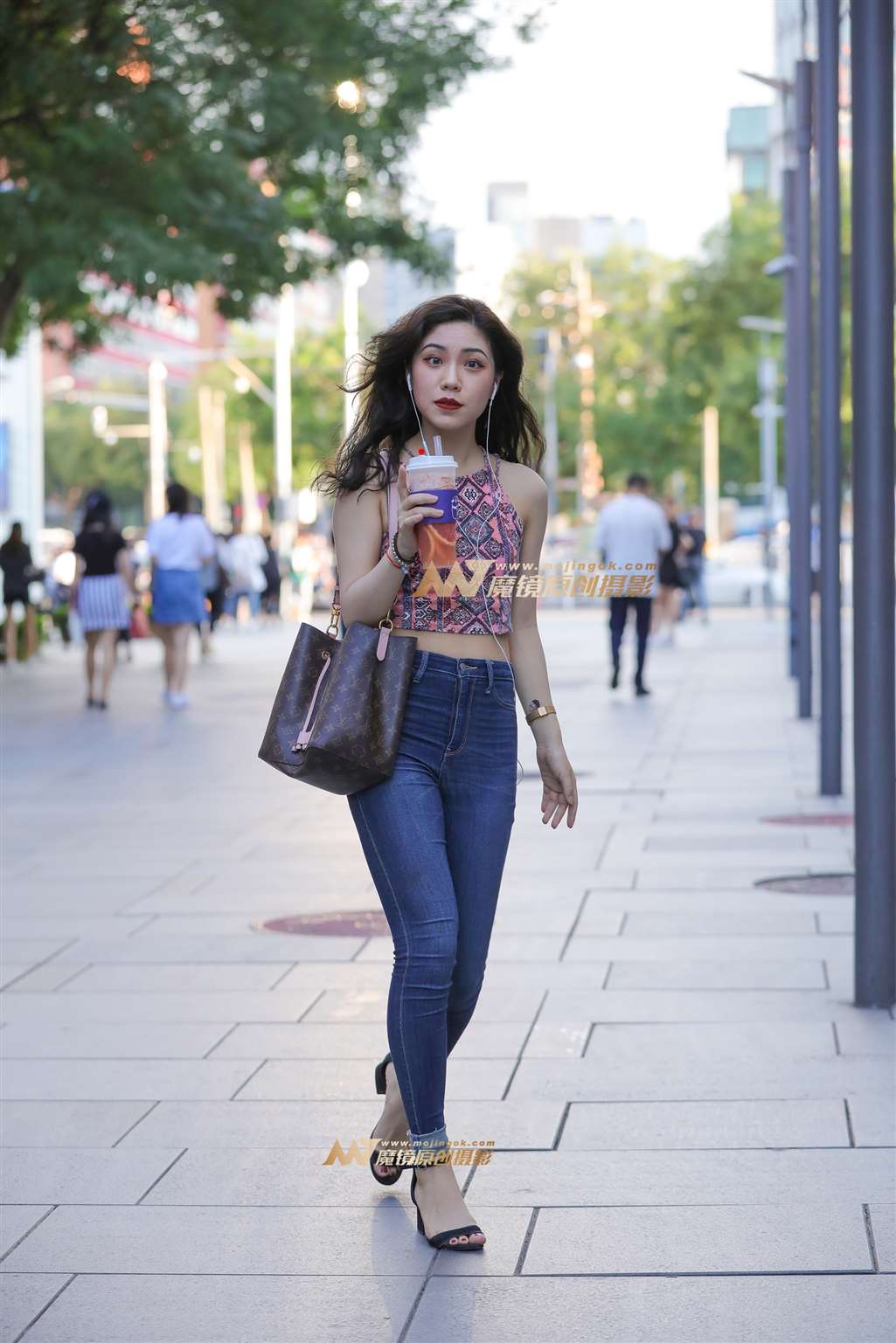 图片[1]-【视觉冲击赛贴】小背心，奶茶紧牛小姐姐-街拍流行馆