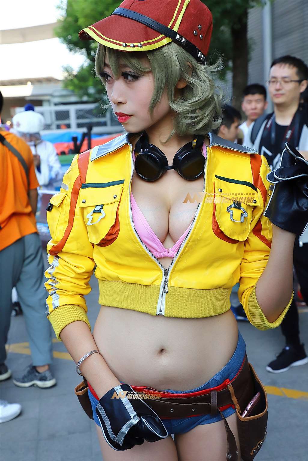 图片[1]-紧身黄色露脐装cosplay-街拍流行馆
