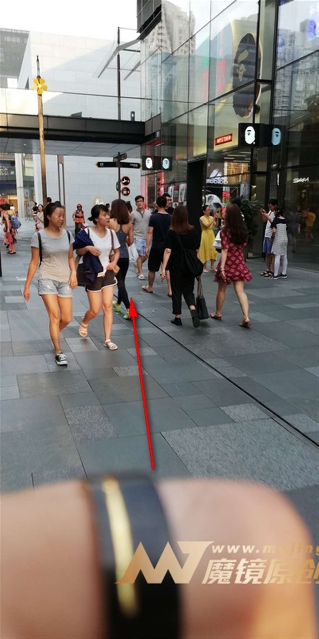 图片[3]-【视觉冲击赛贴】截住匆忙的紧身裤美眉-街拍流行馆