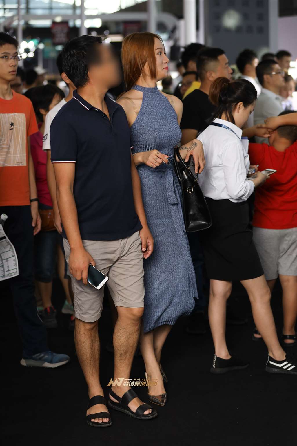图片[1]-极品妖娆身材长裙少妇-街拍流行馆