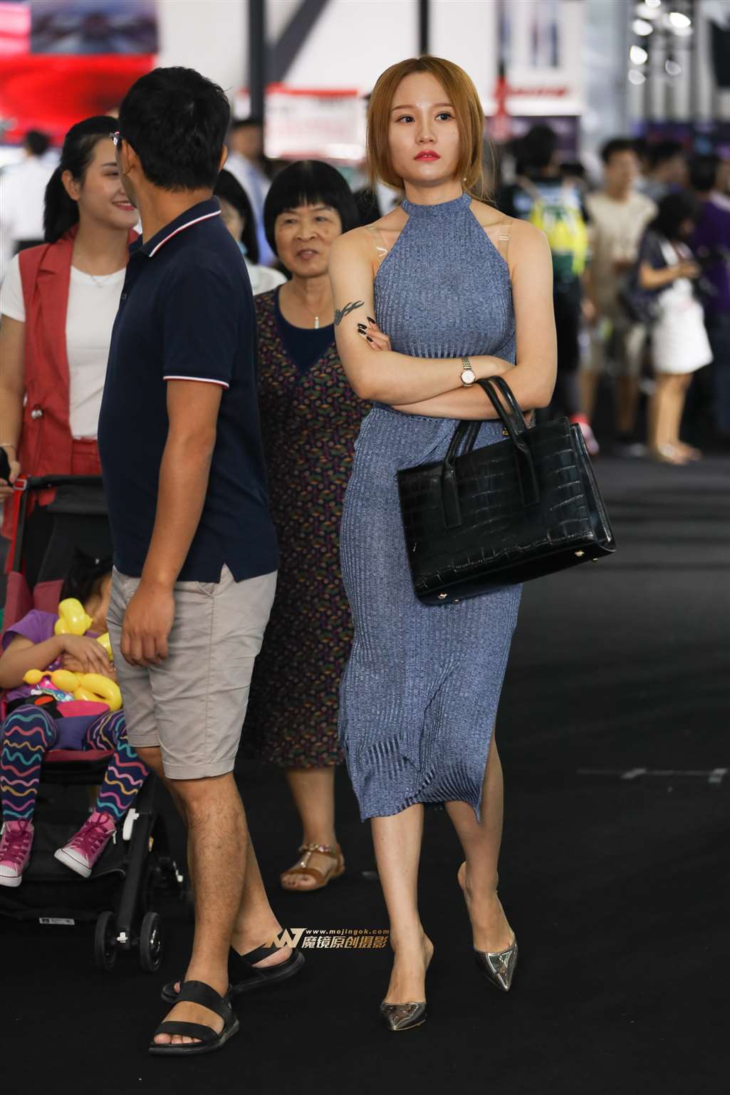 图片[3]-极品妖娆身材长裙少妇-街拍流行馆