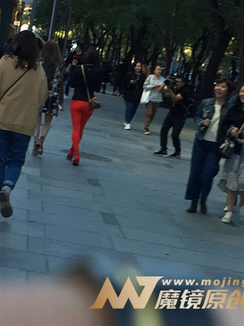 图片[3]-【红石赛帖】性感红色高跟鞋紧身裤少妇-街拍流行馆