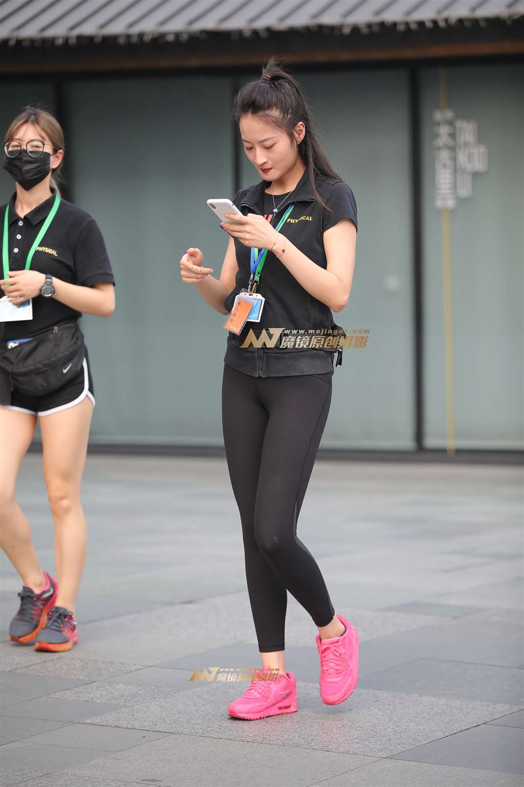 图片[1]-【凯恩赛帖】喜爱健身的美腿女孩-街拍流行馆
