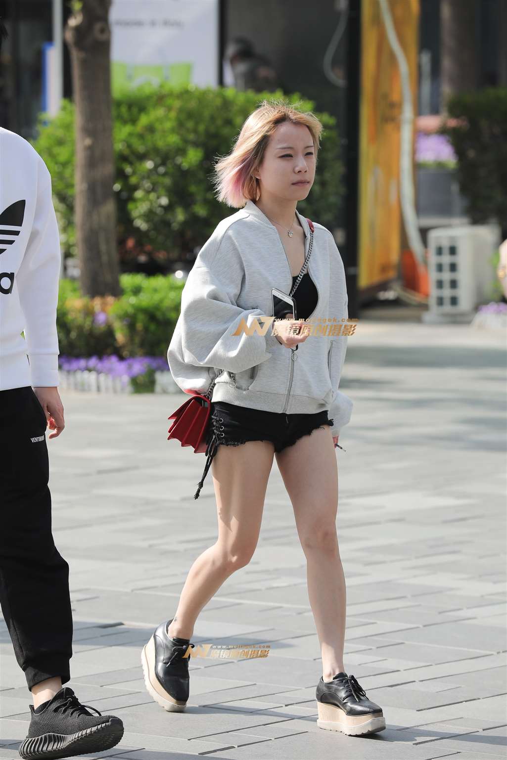 图片[1]-【凯恩赛帖】热裤小妹-街拍流行馆