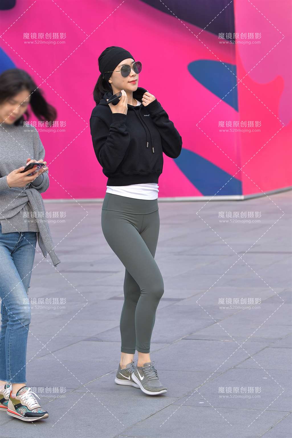 图片[1]-【红石赛帖】性感瑜伽裤少妇-街拍流行馆