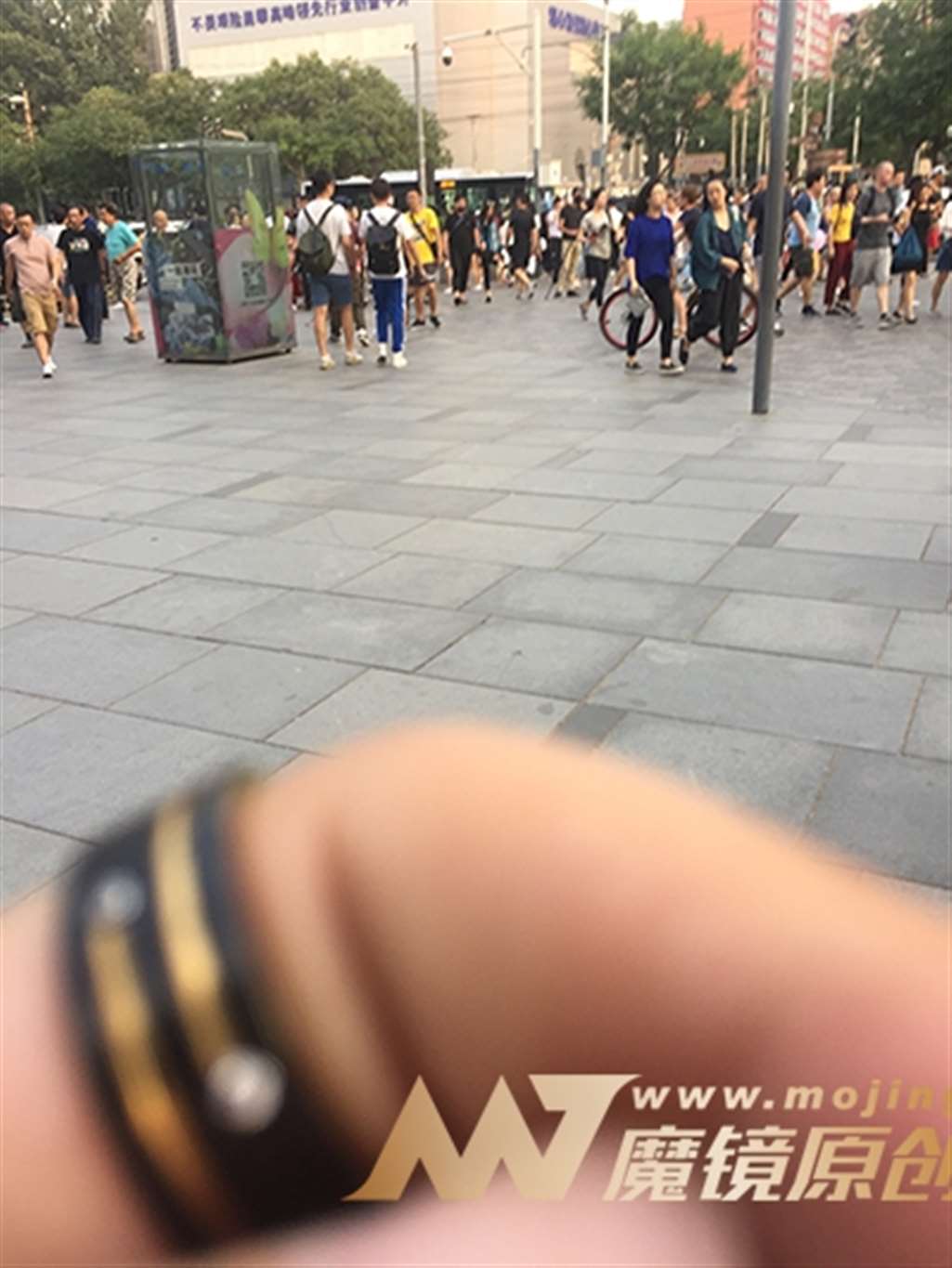 图片[3]-【浅蓝色赛帖】小吊带黑紧裤-街拍流行馆