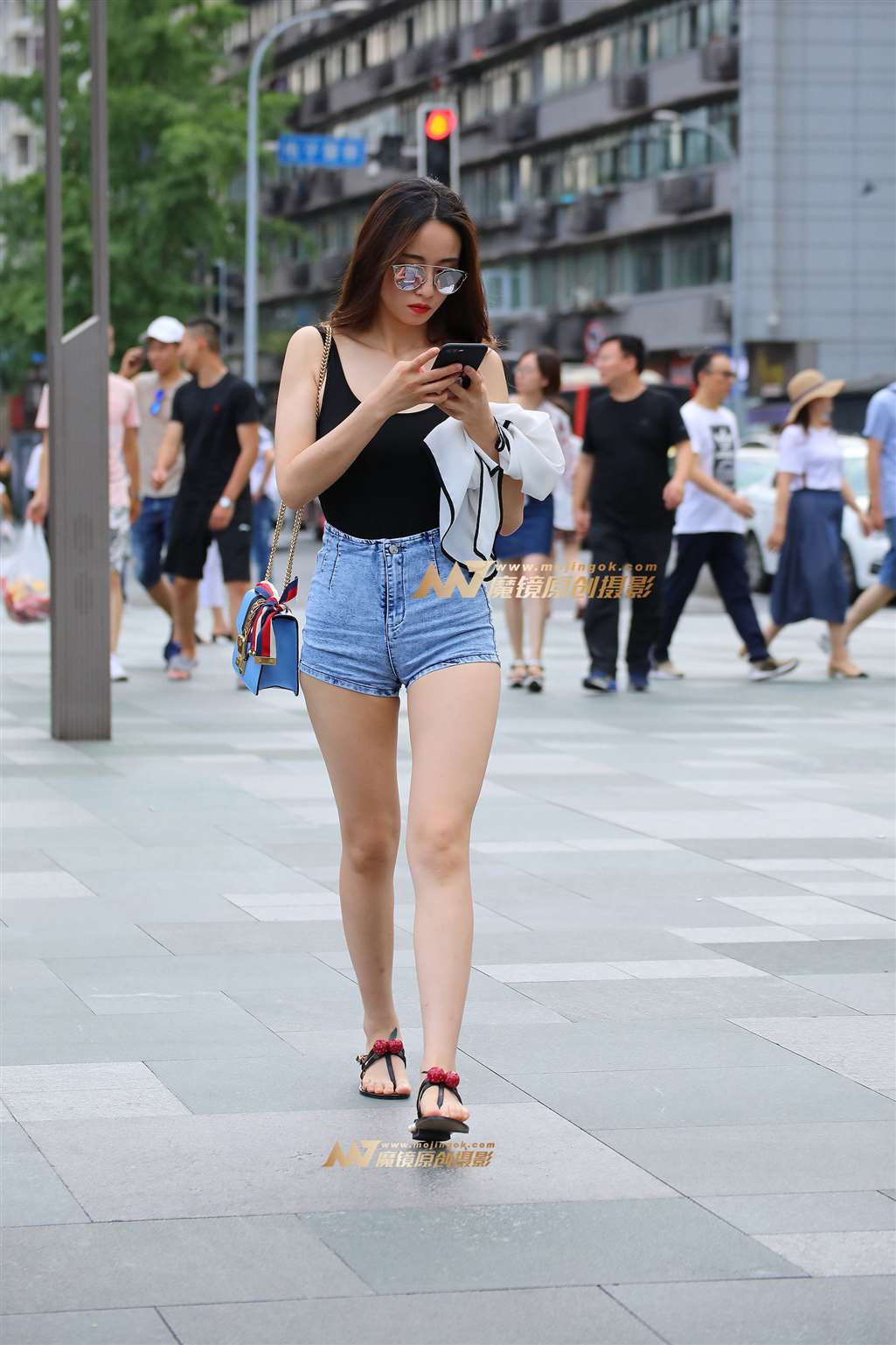 图片[4]-【视觉冲击赛贴】紧致高腰热裤，大长腿美女-街拍流行馆