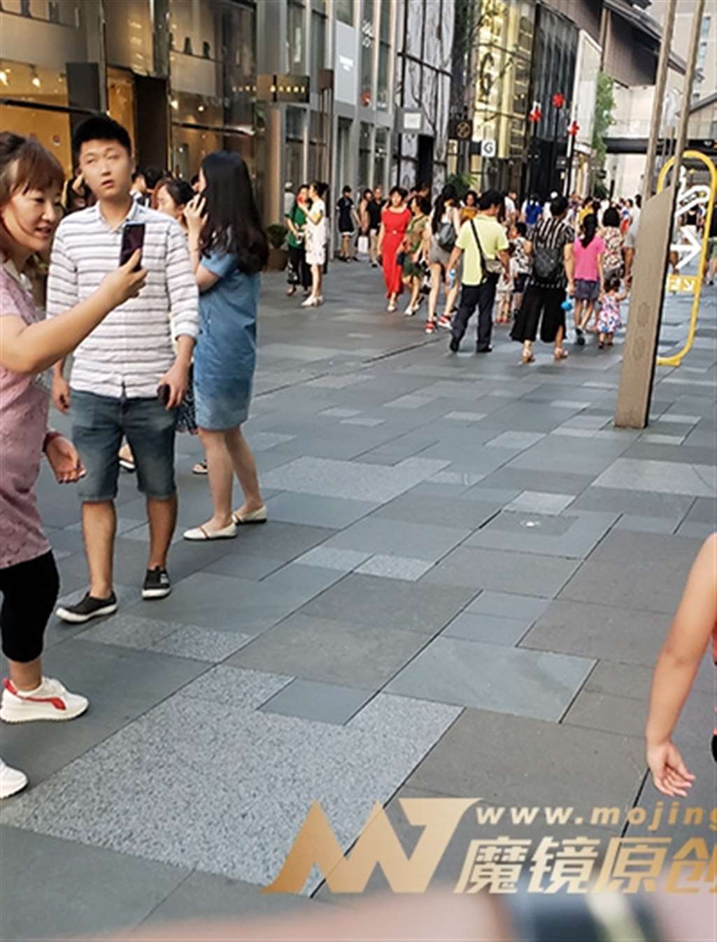 图片[3]-【凯恩赛帖】颜值不错的紧身辣妈-街拍流行馆