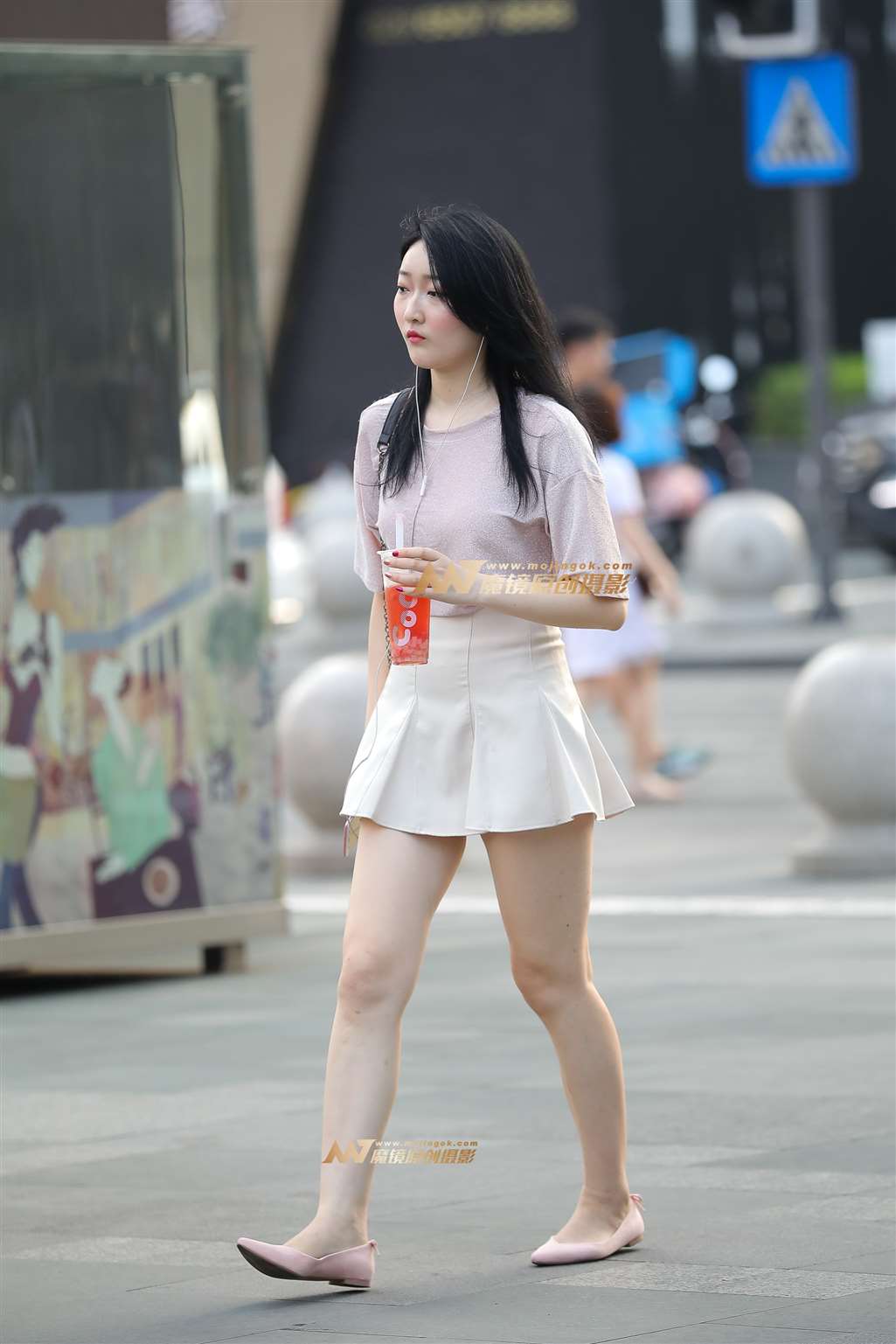 图片[1]-【凯恩赛帖】白皙短裙女孩 真诱人-街拍流行馆