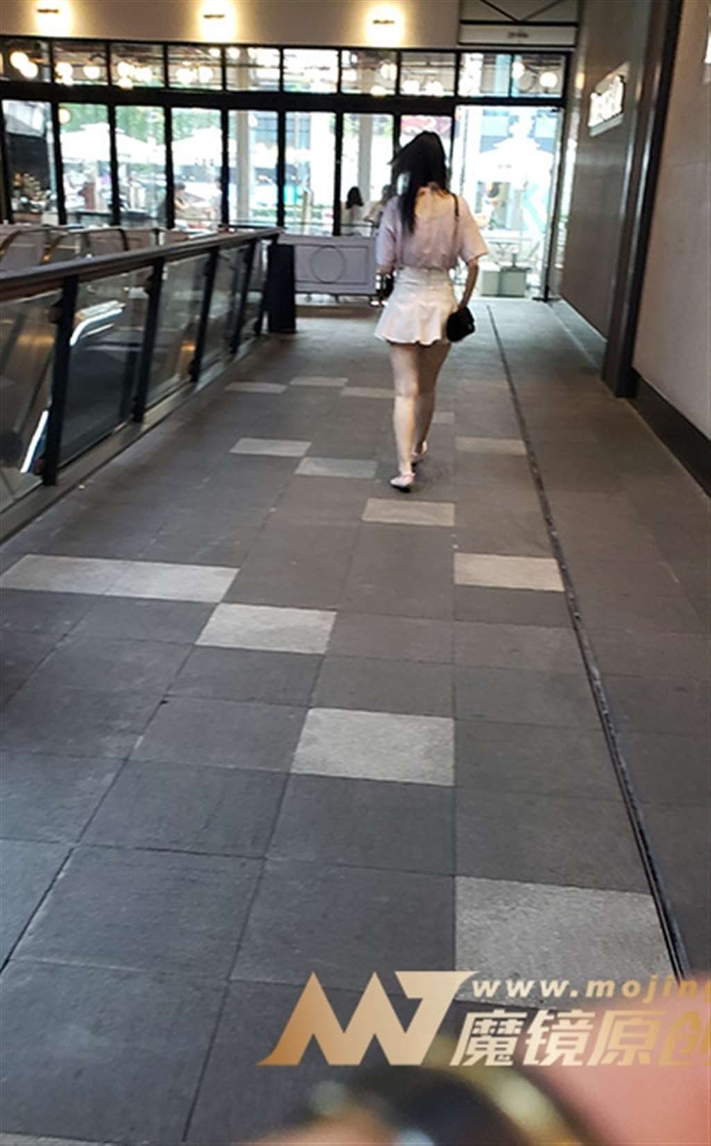 图片[3]-【凯恩赛帖】白皙短裙女孩 真诱人-街拍流行馆