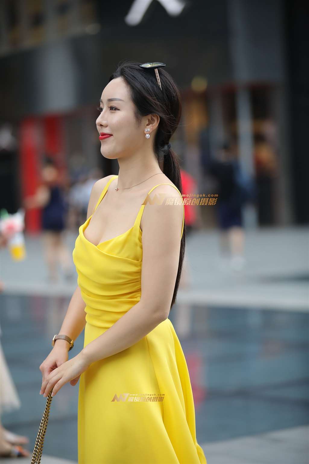 图片[1]-【凯恩赛帖】看着很舒服的端庄美人儿-街拍流行馆