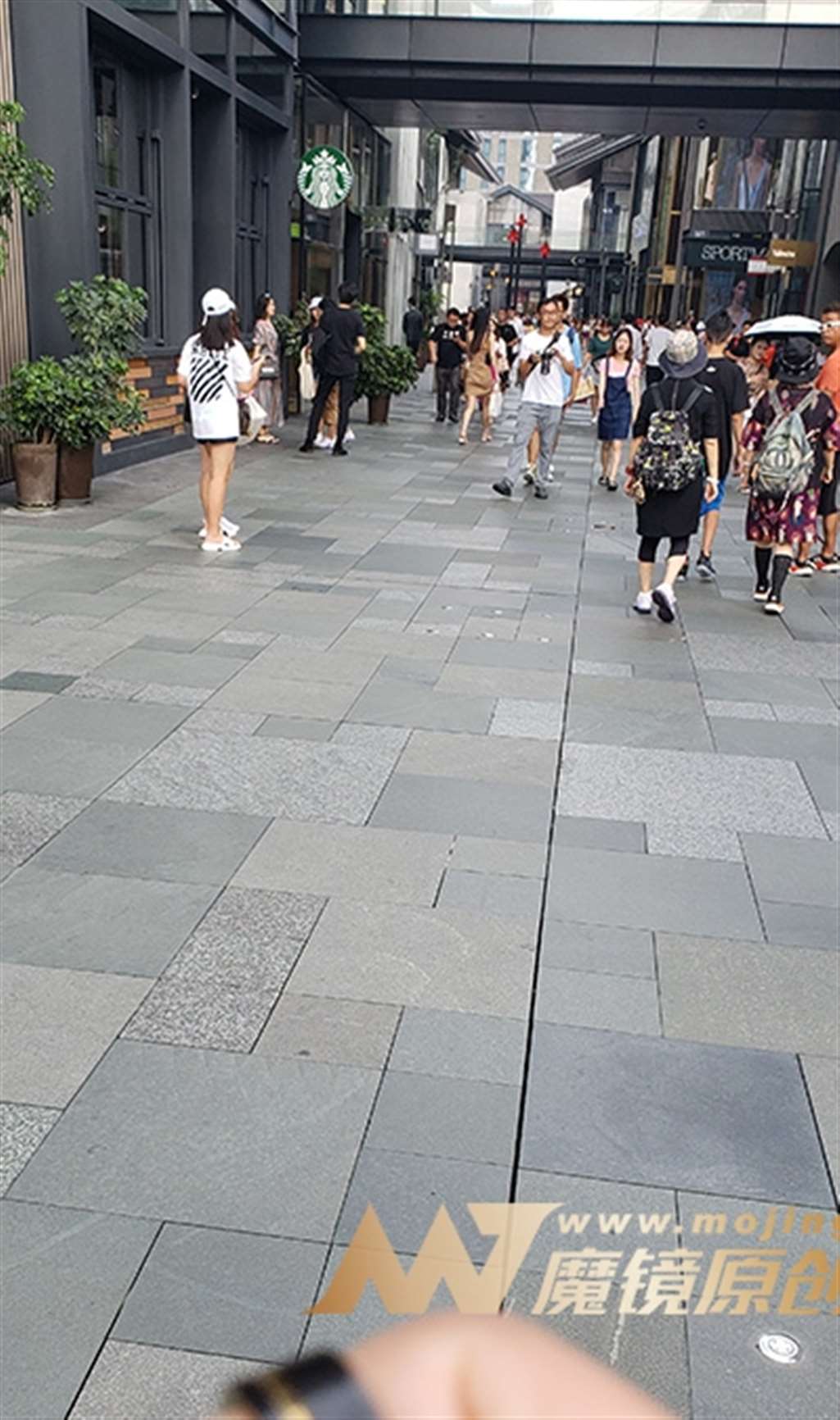 图片[3]-【凯恩赛帖】高叉裙美眉-街拍流行馆