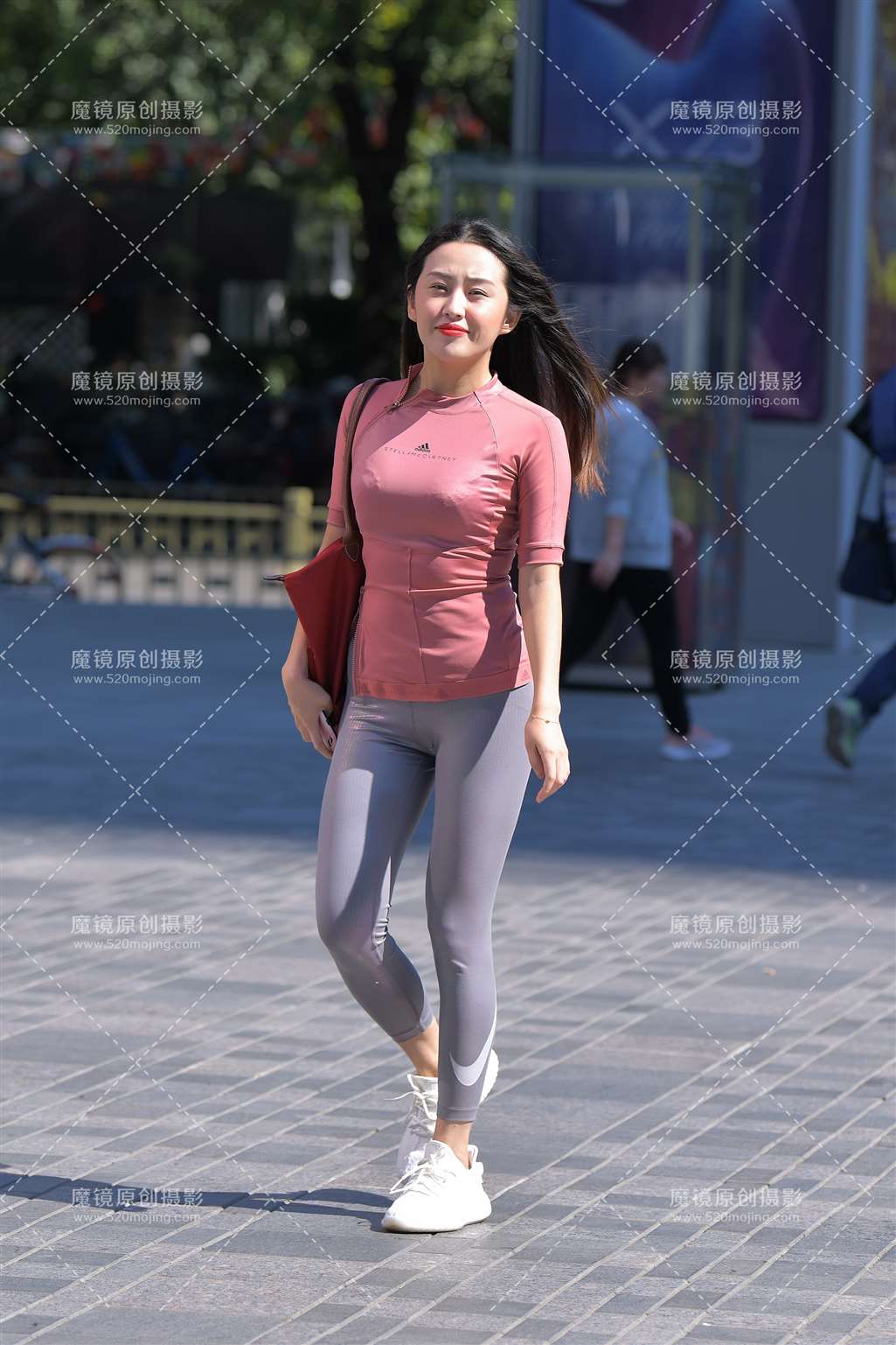 图片[1]-【红石赛帖】性感紧身裤少妇-街拍流行馆