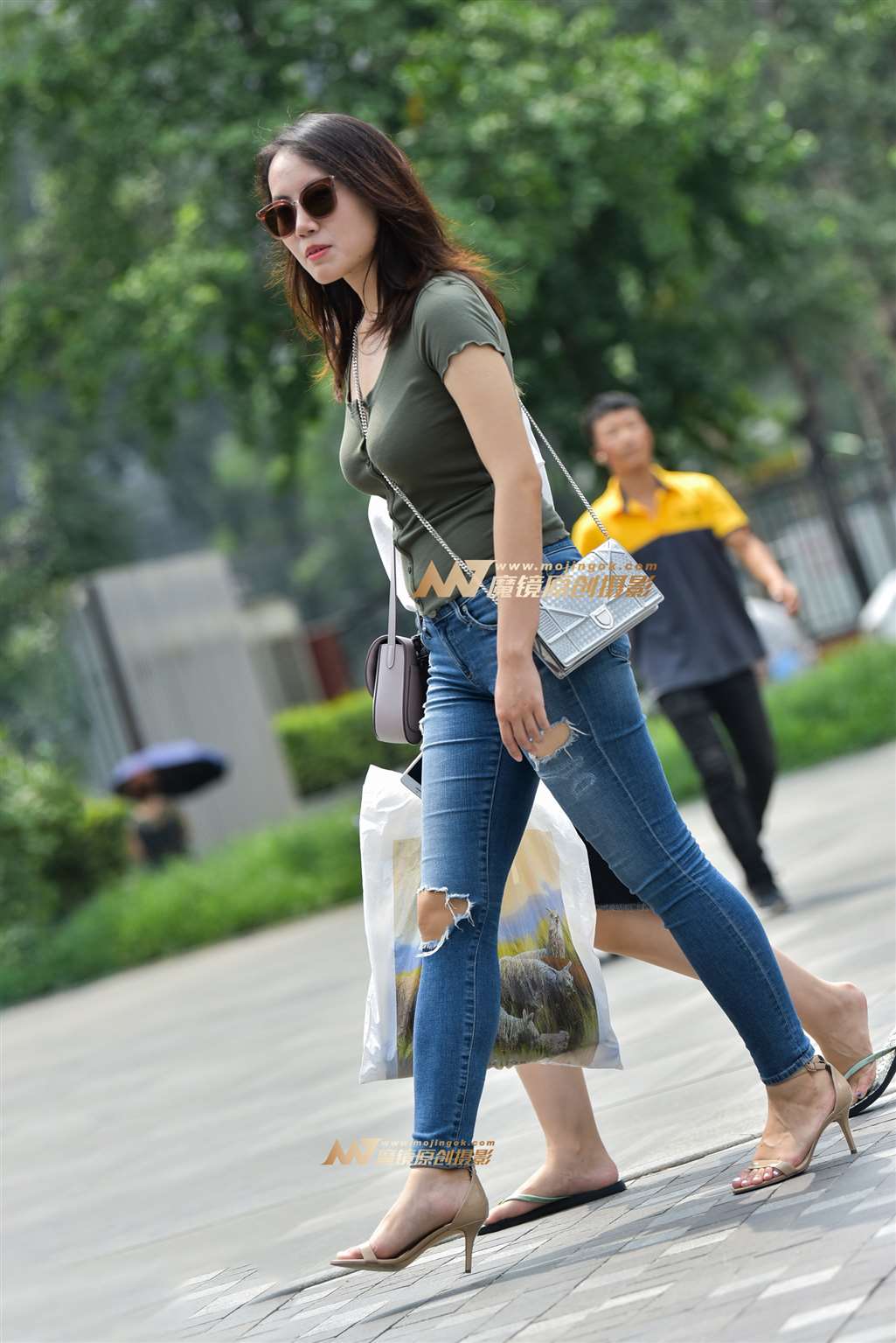 图片[1]-紧牛小高跟少妇-街拍流行馆