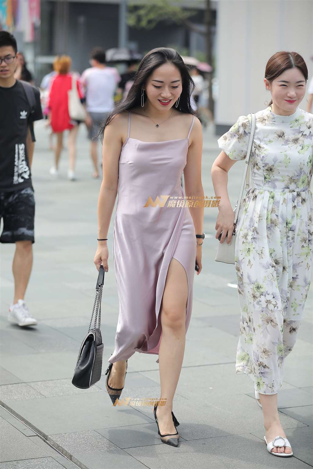 图片[1]-【凯恩赛帖】丝滑少妇-街拍流行馆