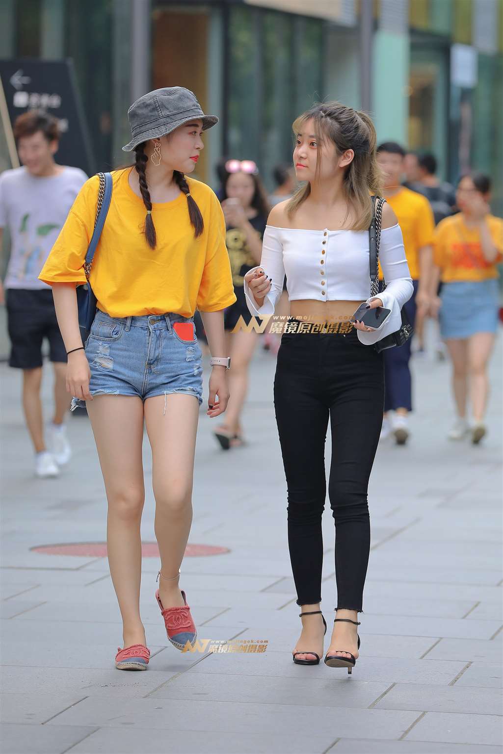 图片[1]-【视觉冲击赛贴】俩闺蜜-街拍流行馆