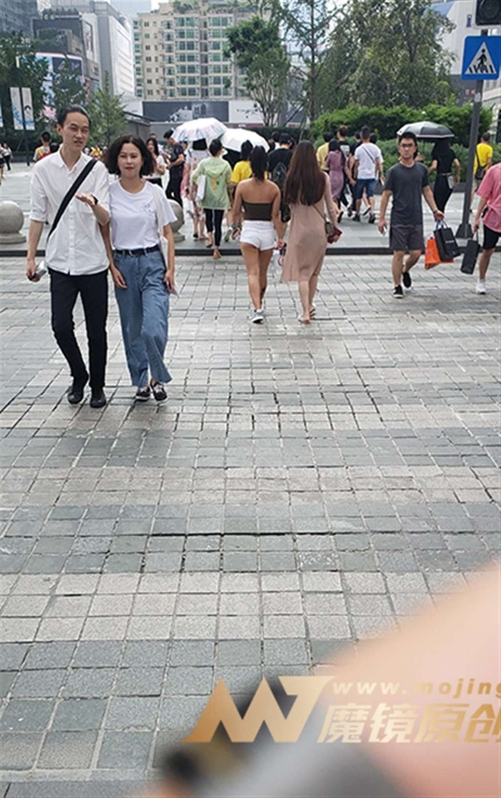 图片[3]-【凯恩赛贴】饱满的身材-街拍流行馆