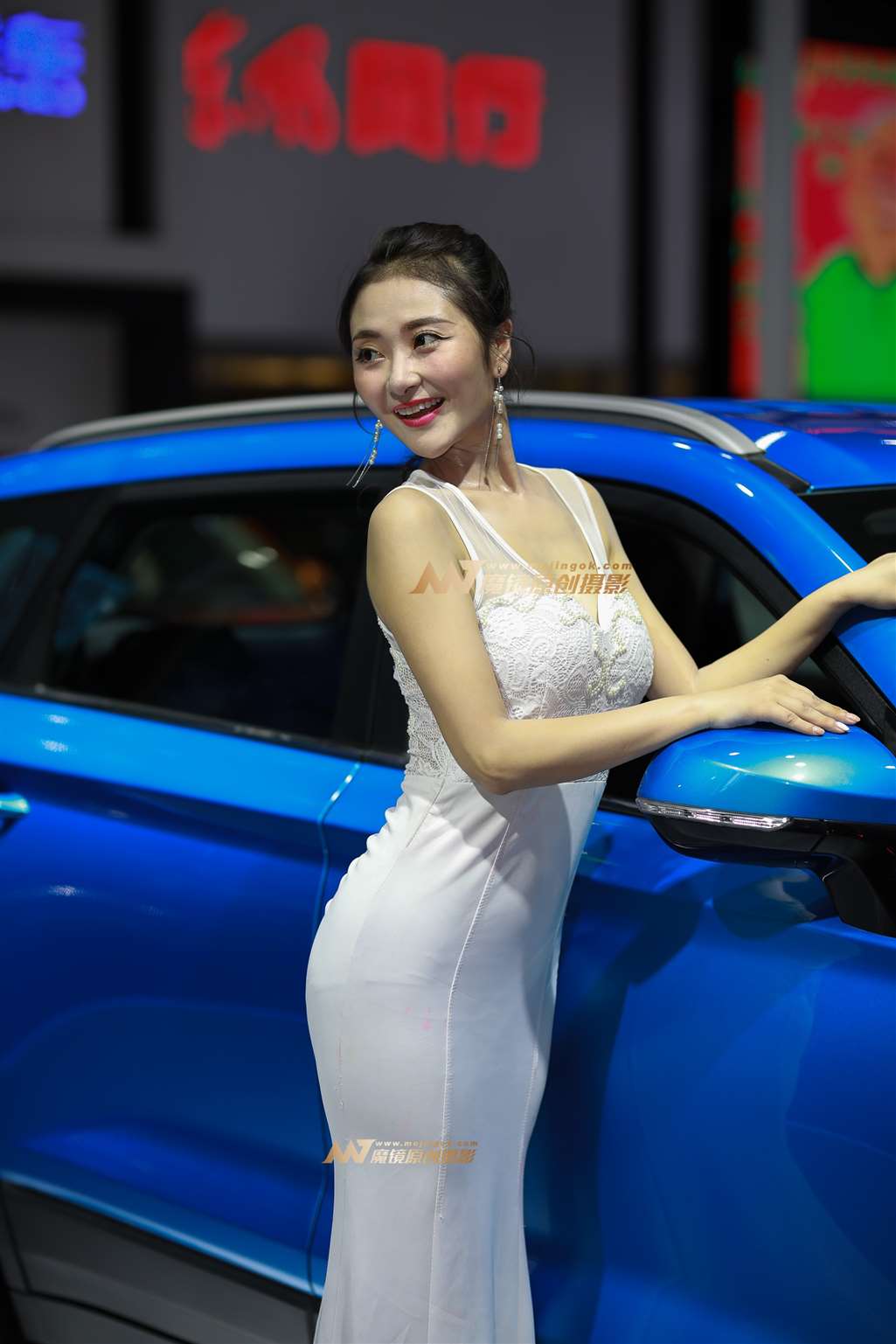 图片[4]-【凯恩赛贴】笑容甜美很敬业的车模-街拍流行馆
