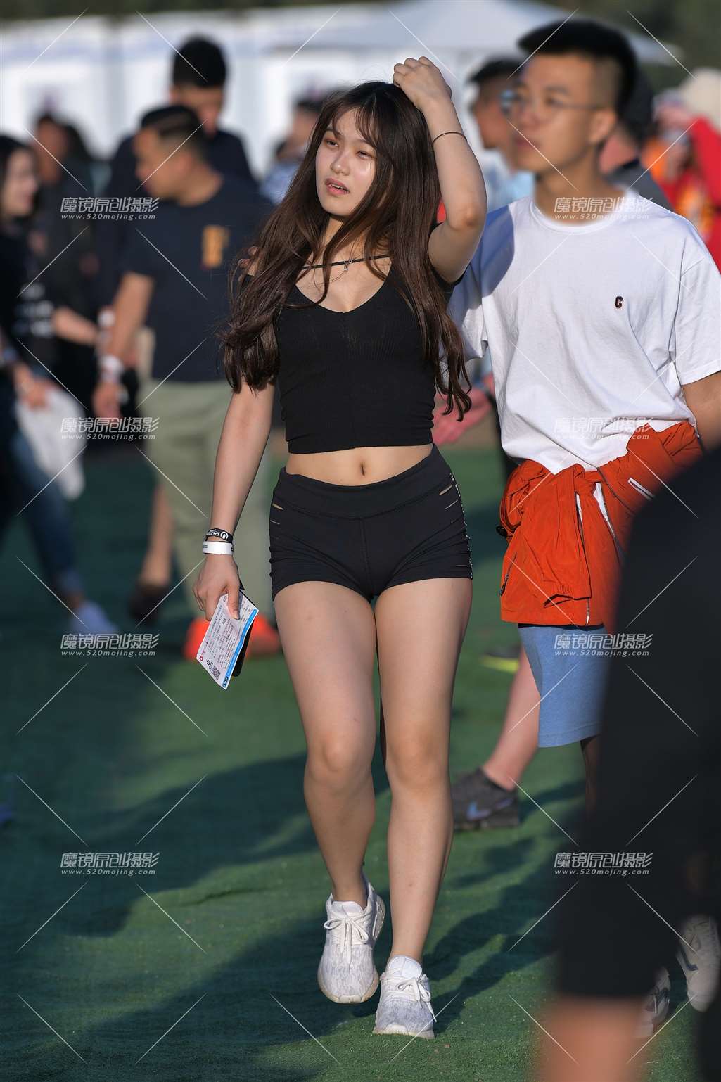 图片[1]-【红石赛帖】身材性感紧身热裤美女-街拍流行馆