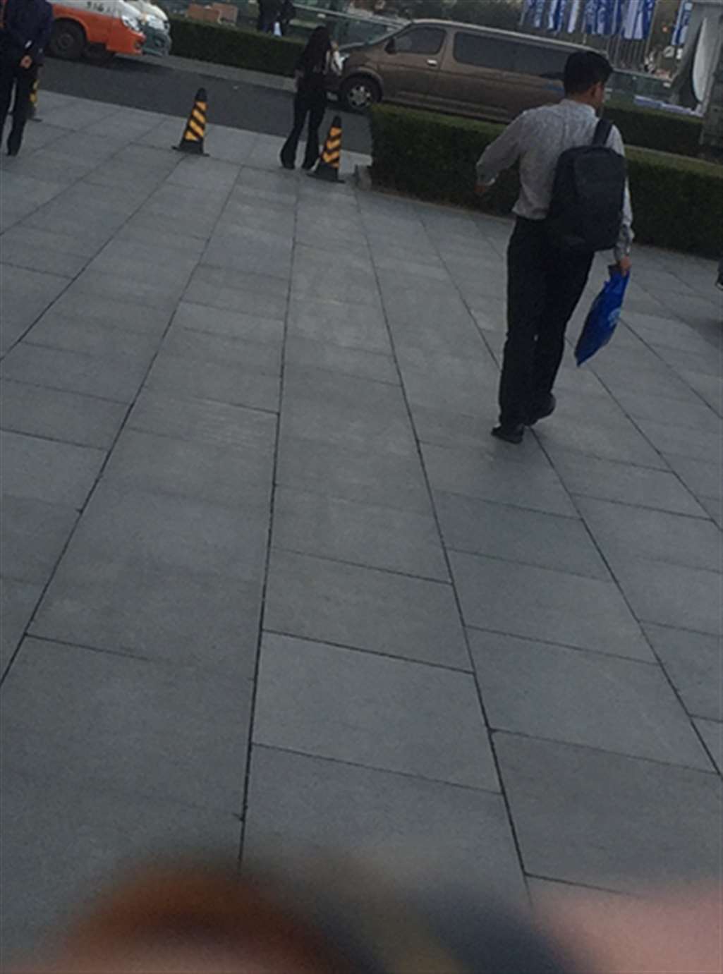 图片[3]-【红石赛帖】紧身吊带裤性感美女-街拍流行馆