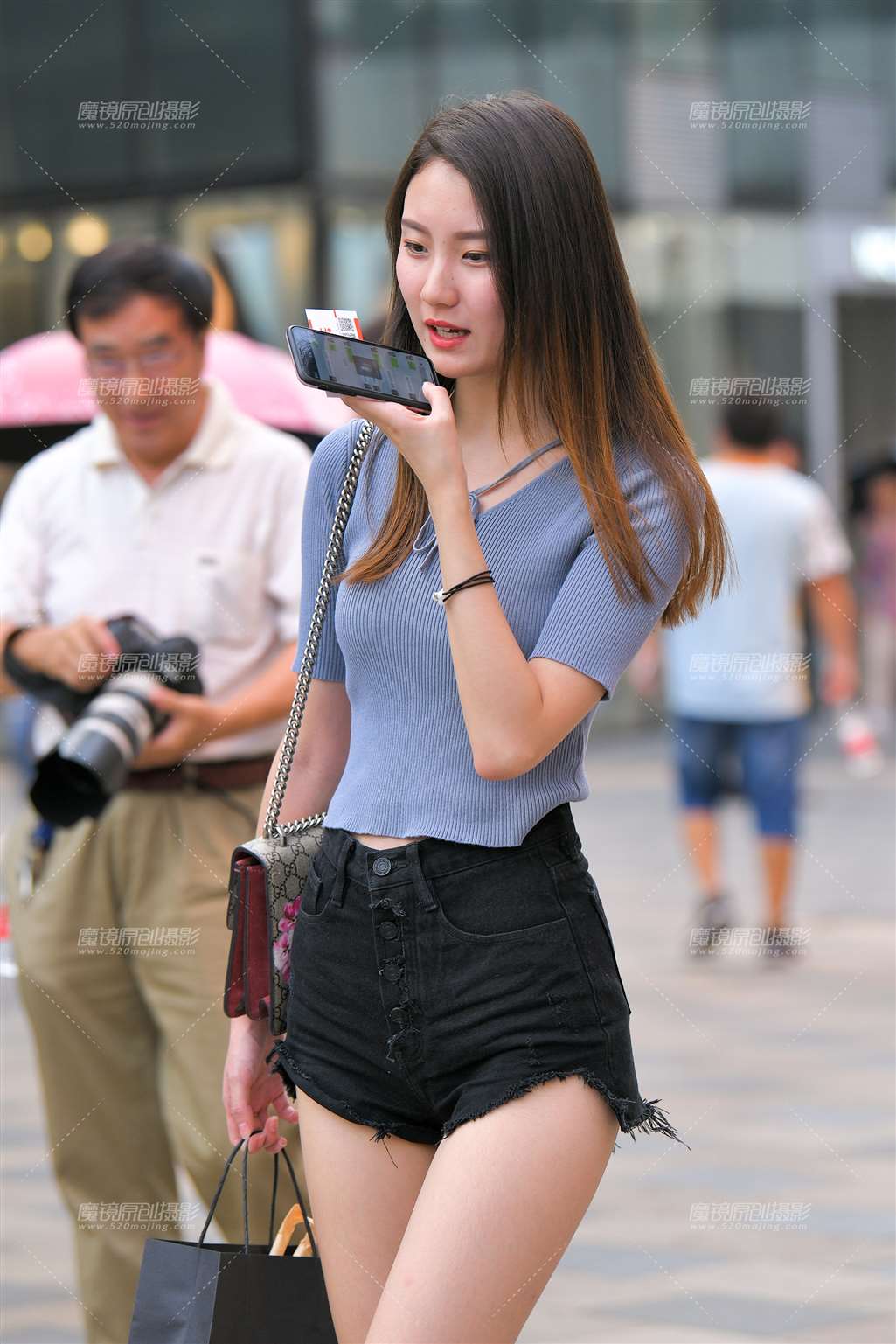 图片[1]-【红石赛帖】黑色热裤长腿美女-街拍流行馆