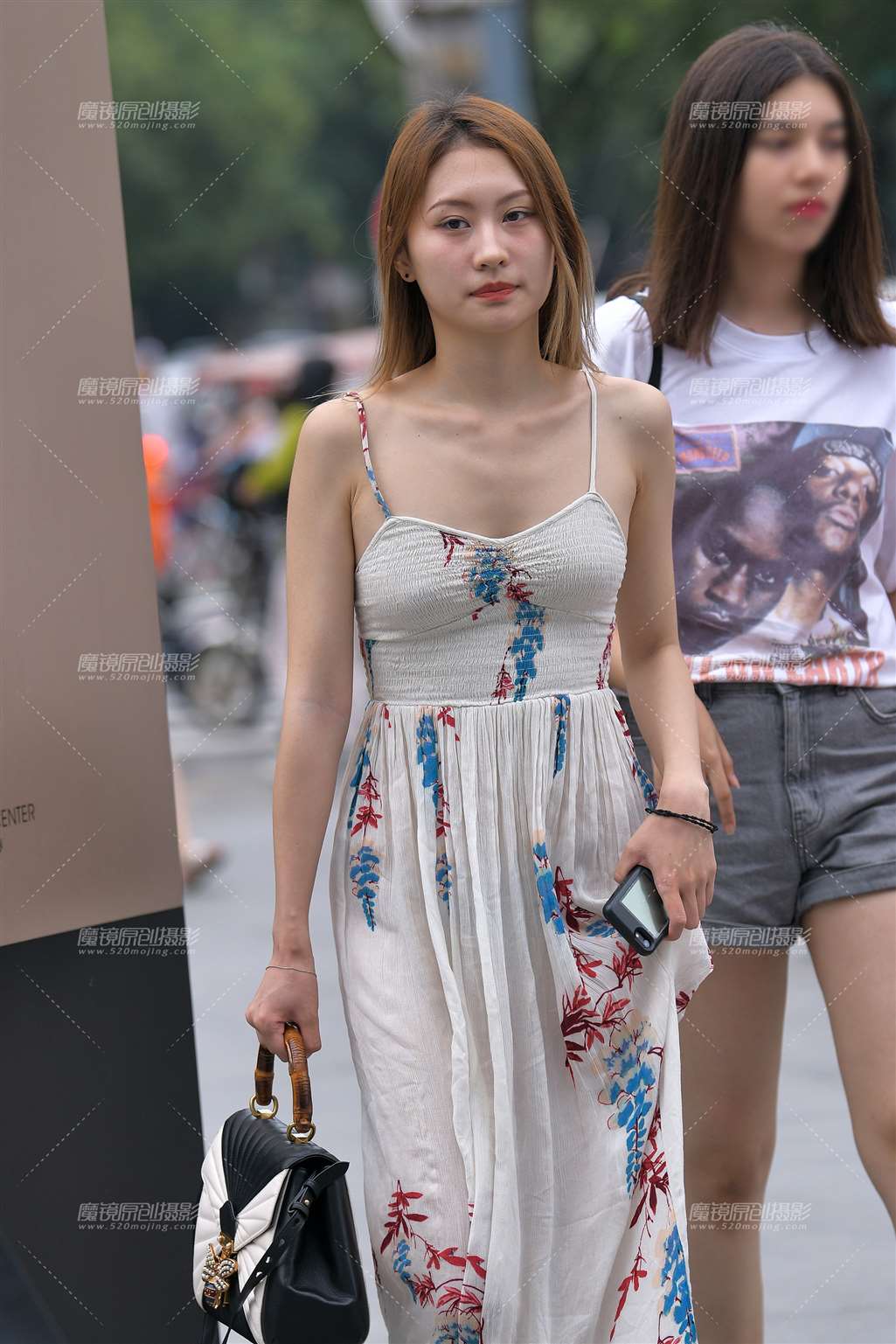 图片[1]-【红石赛帖】吊带裙美女-街拍流行馆