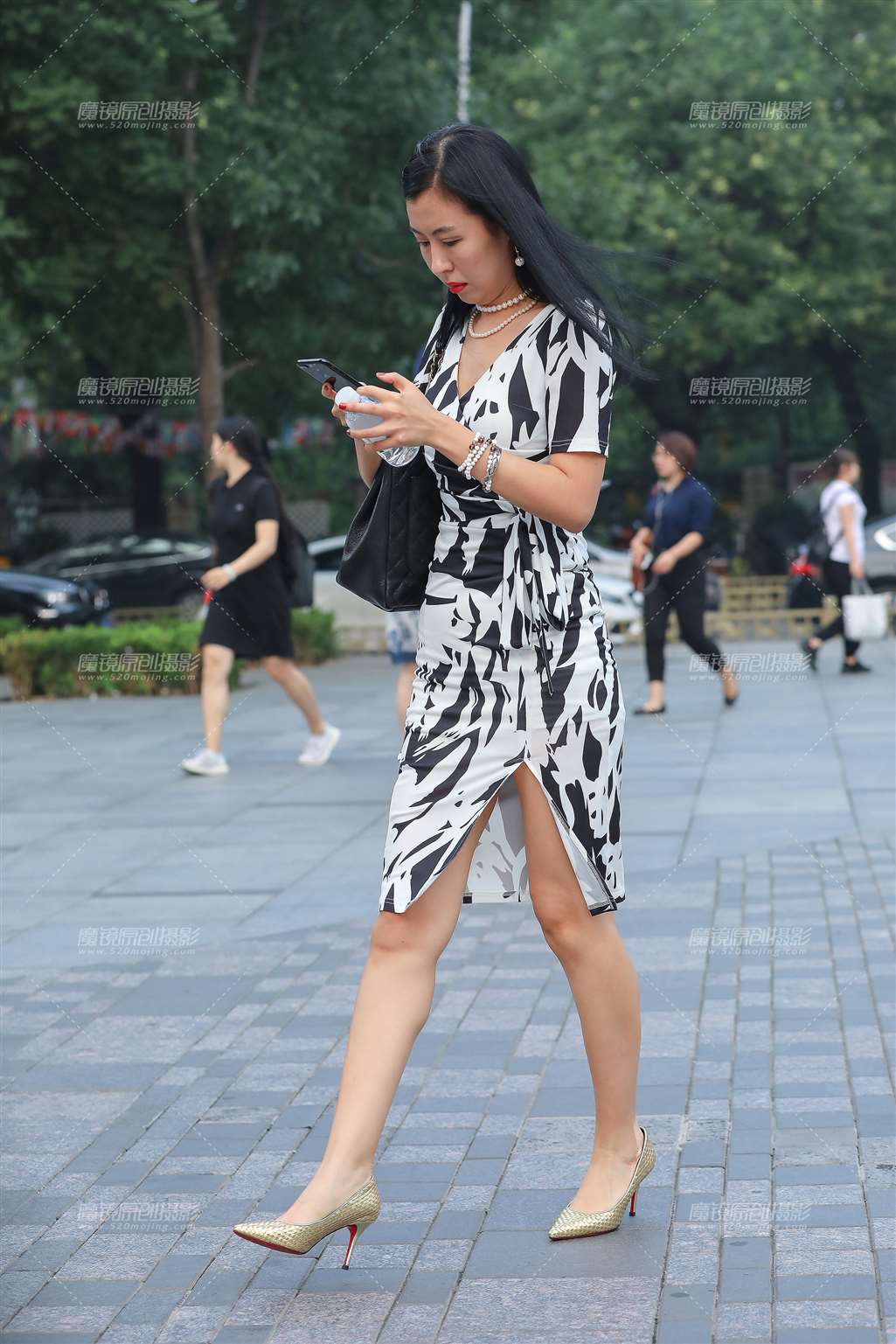 图片[1]-韵味的女人-街拍流行馆