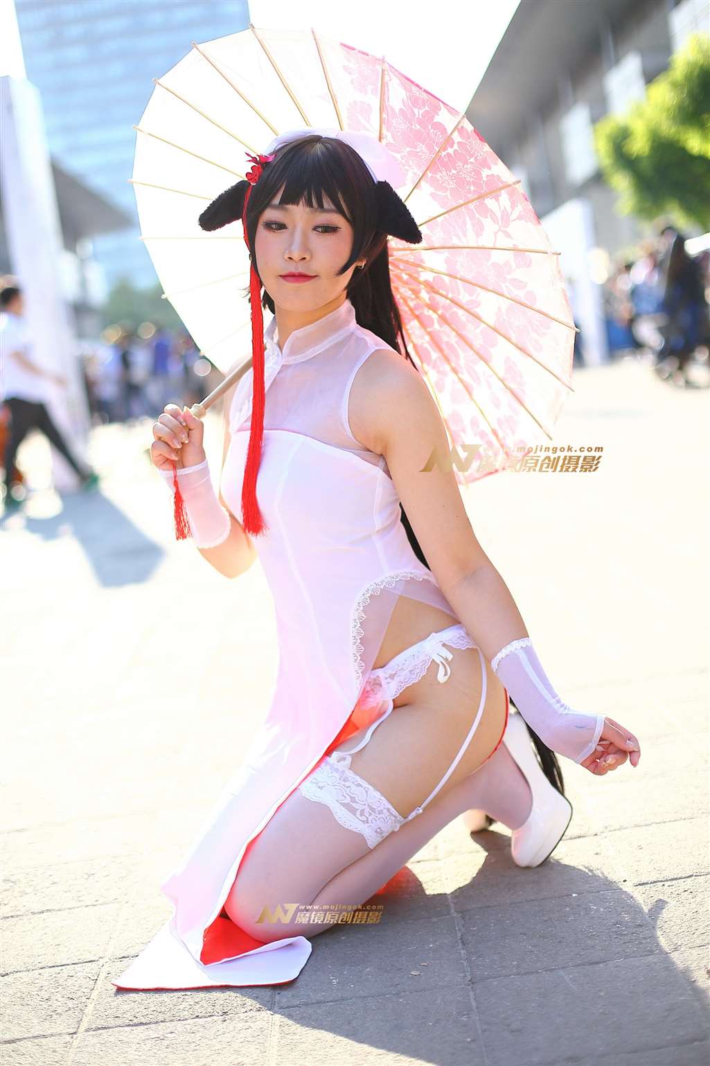 图片[1]-伞下的性感旗袍装coser-街拍流行馆