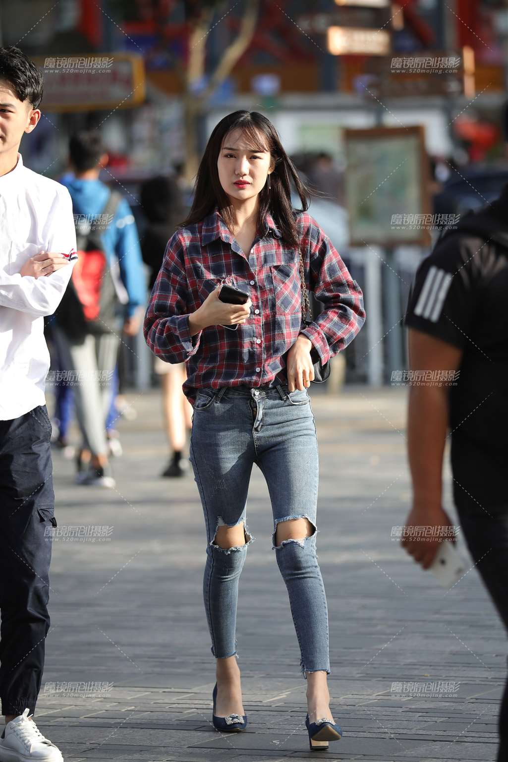 图片[1]-美腿女孩 往上提提腿更美-街拍流行馆