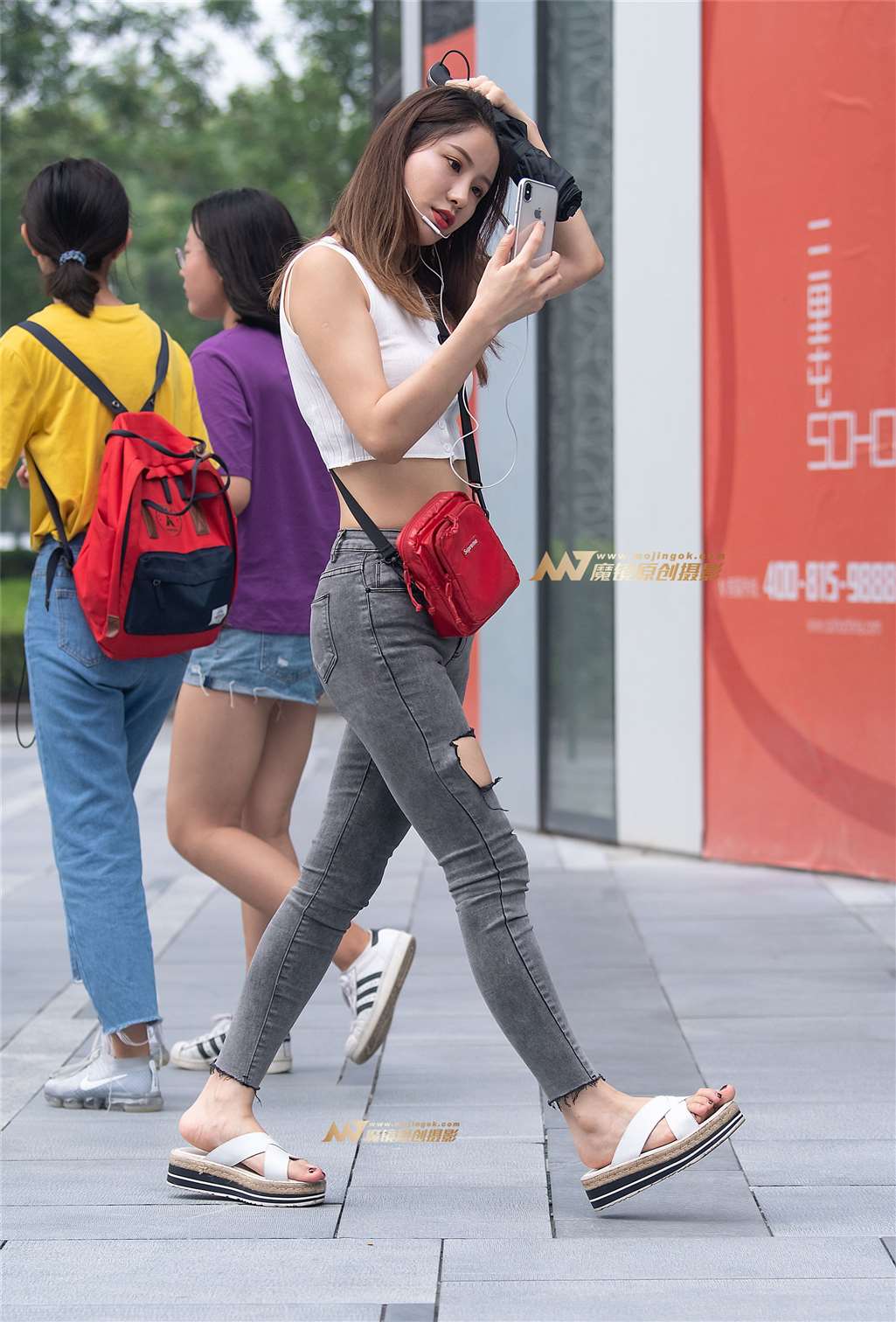 图片[1]-做直播的性感美女好迷人-街拍流行馆