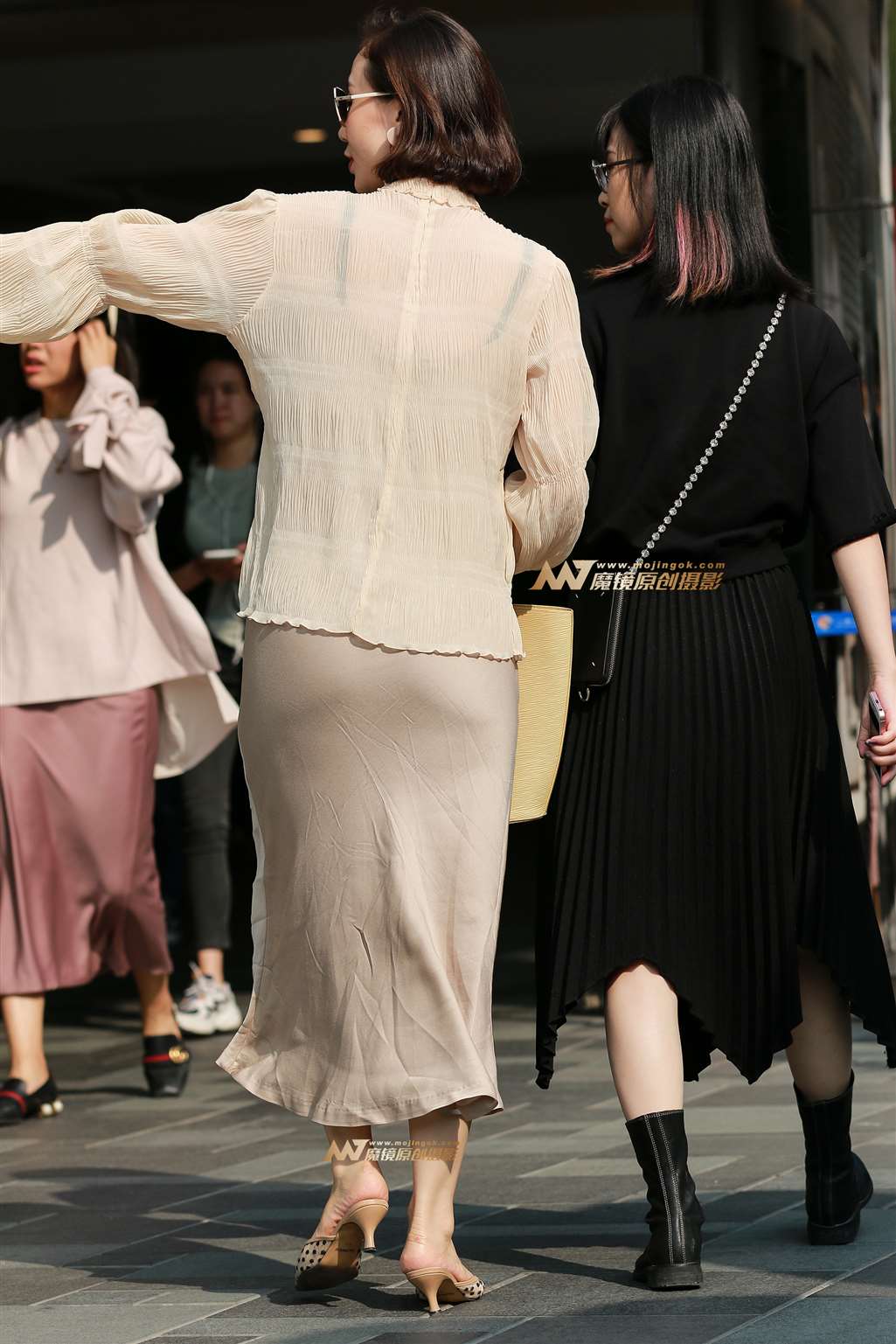 图片[1]-第1333篇优雅裙装美女-街拍流行馆