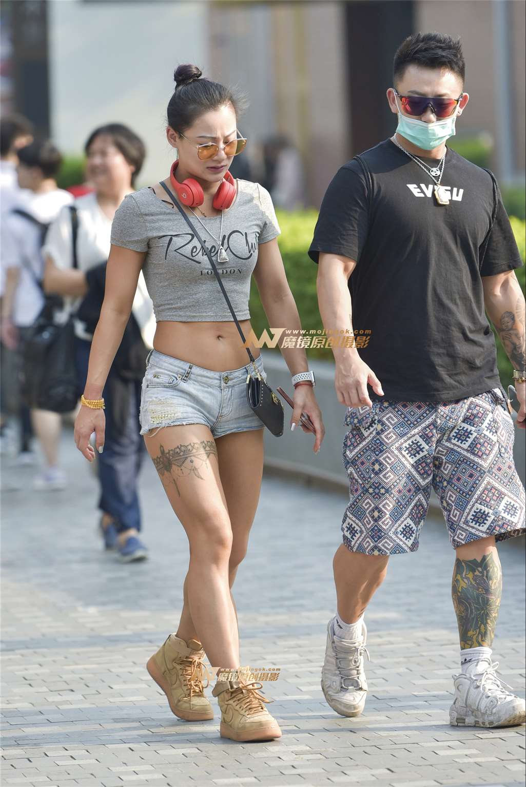 图片[3]-低腰热裤女-街拍流行馆