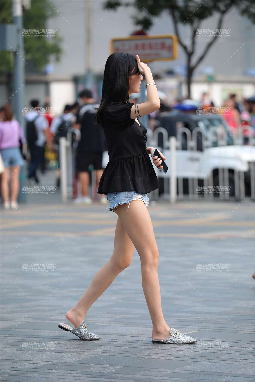 图片[1]-纤细的美腿，热裤小月牙美女-街拍流行馆