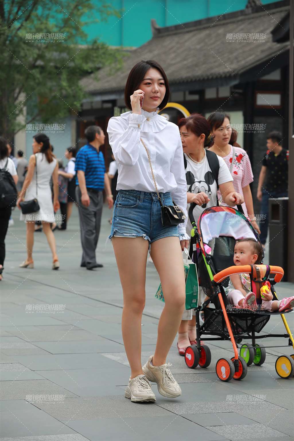 图片[4]-短发，热裤，白皙美腿小姐姐-街拍流行馆