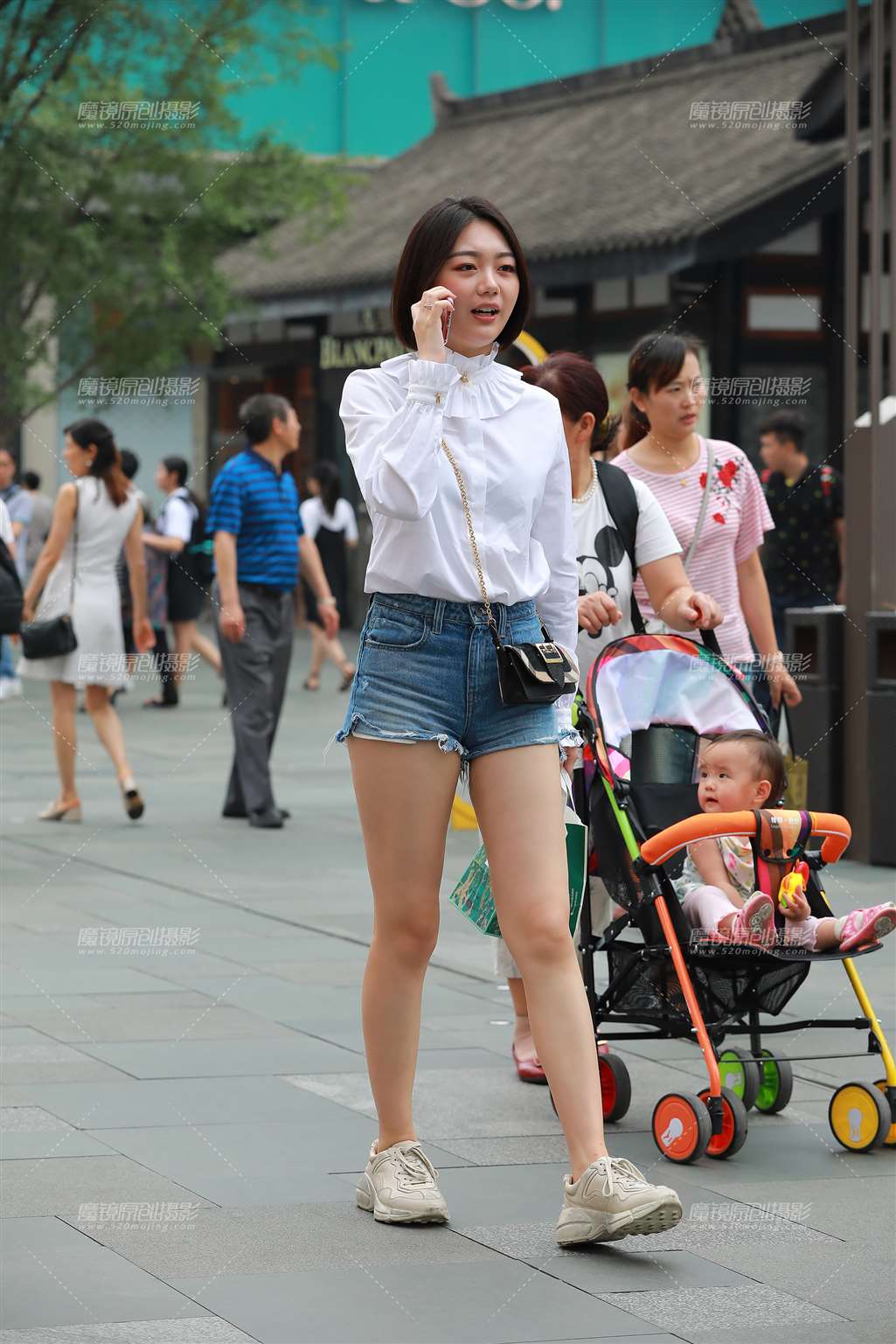 图片[1]-短发，热裤，白皙美腿小姐姐-街拍流行馆