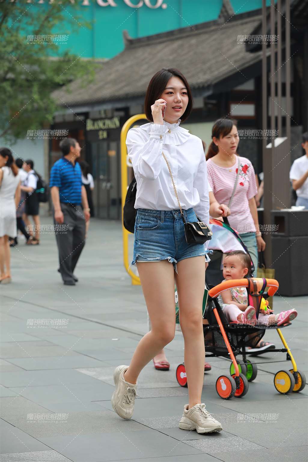图片[5]-短发，热裤，白皙美腿小姐姐-街拍流行馆