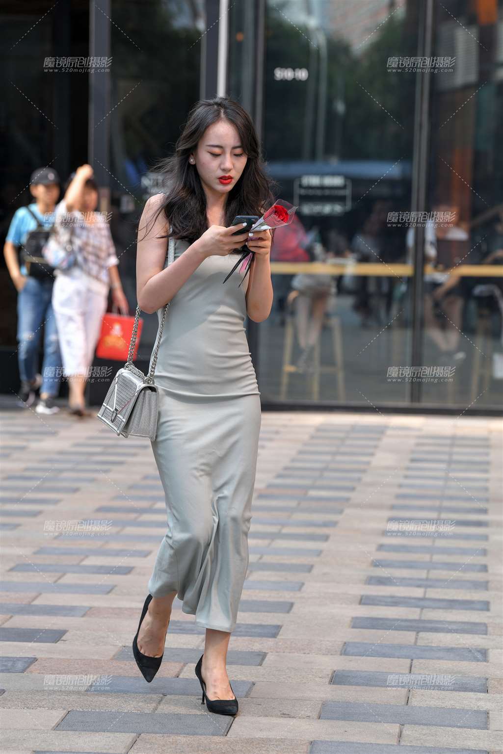 图片[1]-贴身吊带裙显身材-街拍流行馆