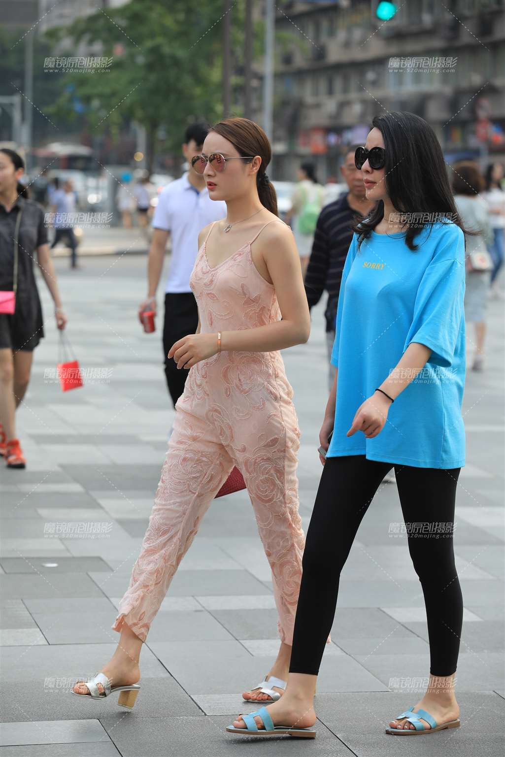 图片[1]-碎花连体 有点小性感-街拍流行馆