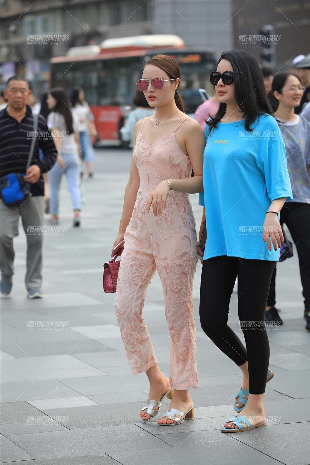 图片[3]-碎花连体 有点小性感-街拍流行馆