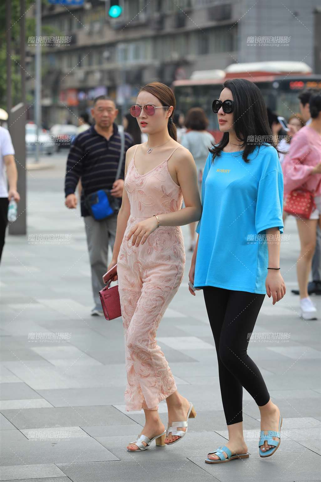 图片[4]-碎花连体 有点小性感-街拍流行馆