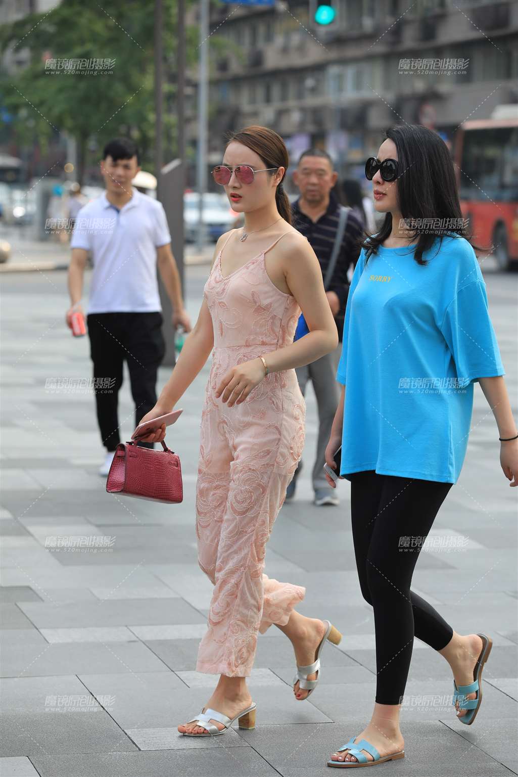图片[5]-碎花连体 有点小性感-街拍流行馆