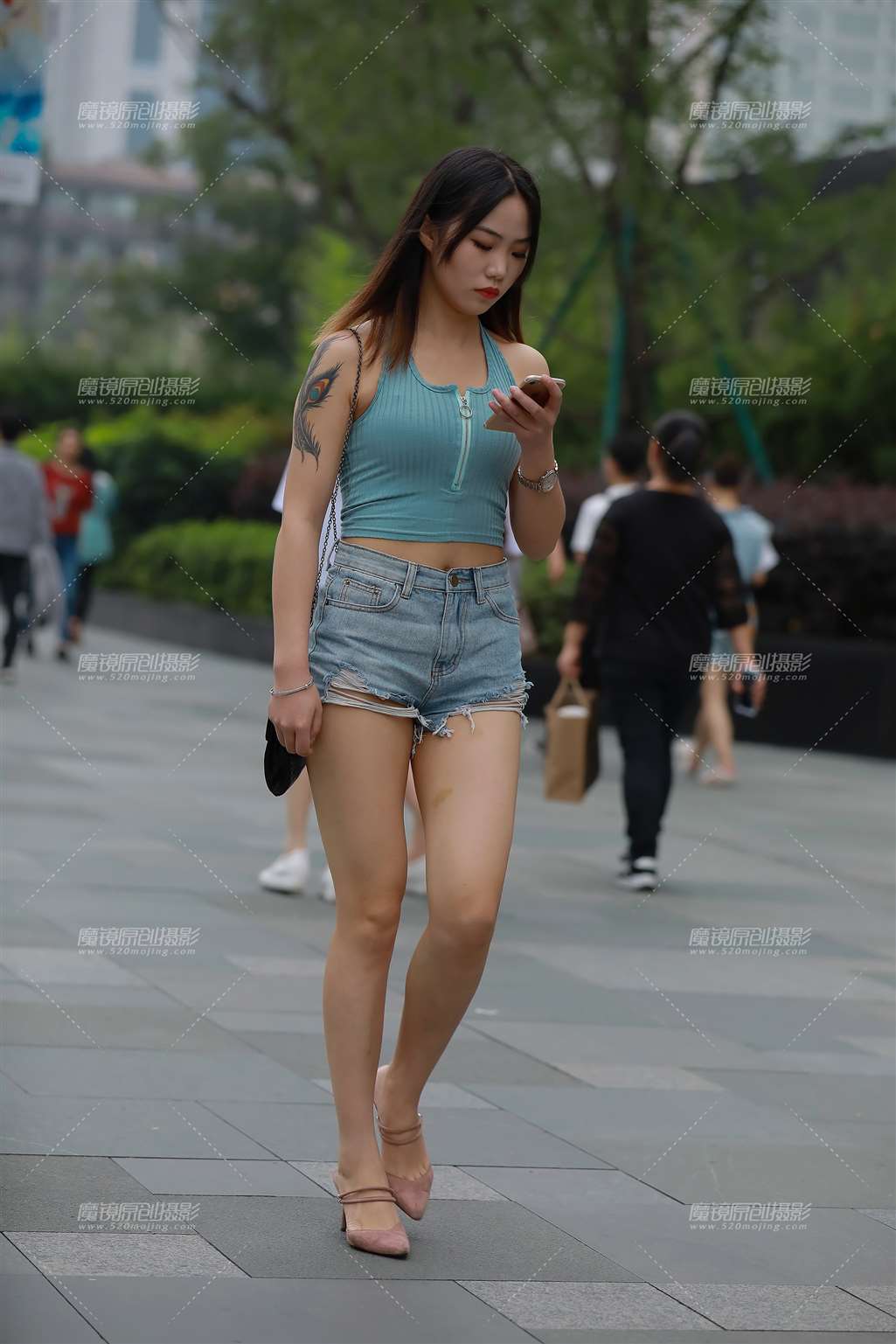 图片[1]-小背心，热裤大长腿-街拍流行馆