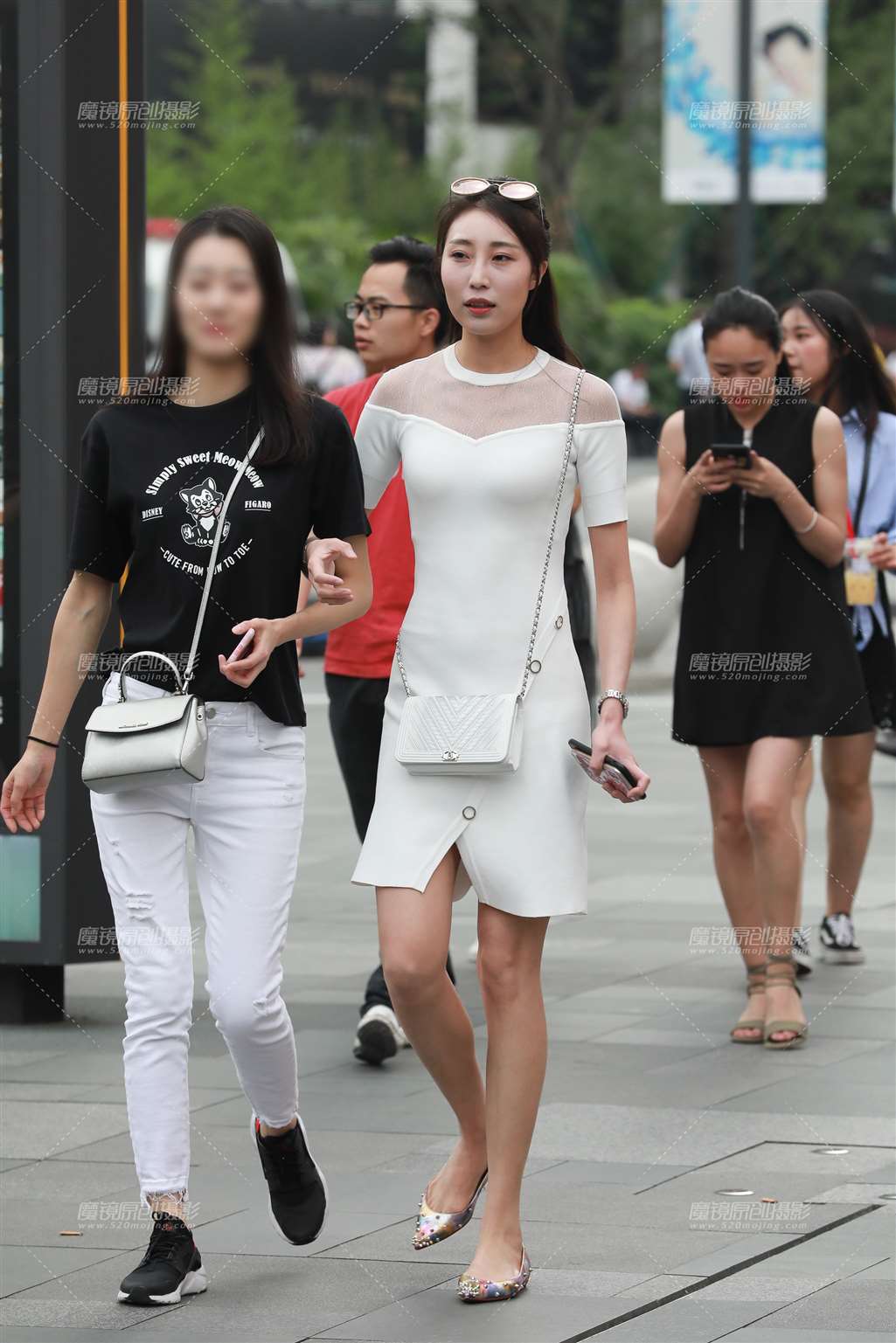 图片[1]-长相清秀高挑美眉-街拍流行馆